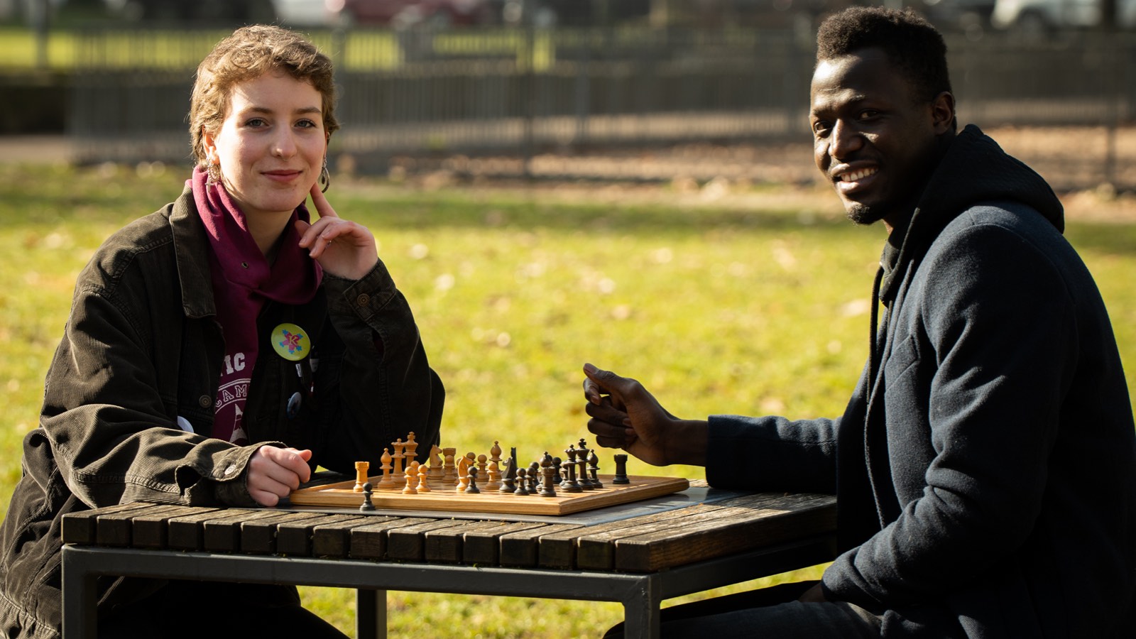 Zwei Personen beim Schach spielen im Park