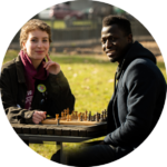 Zwei Personen beim Schach spielen im Park
