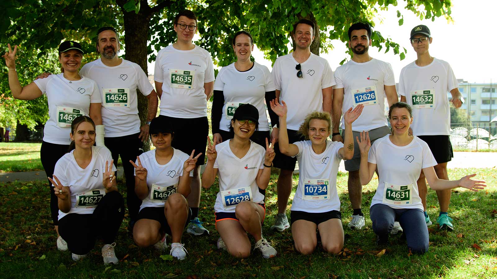 Eine Gruppe von Läuferinnen und Läufer in T-Shirts von Menschlichkeit Ulm