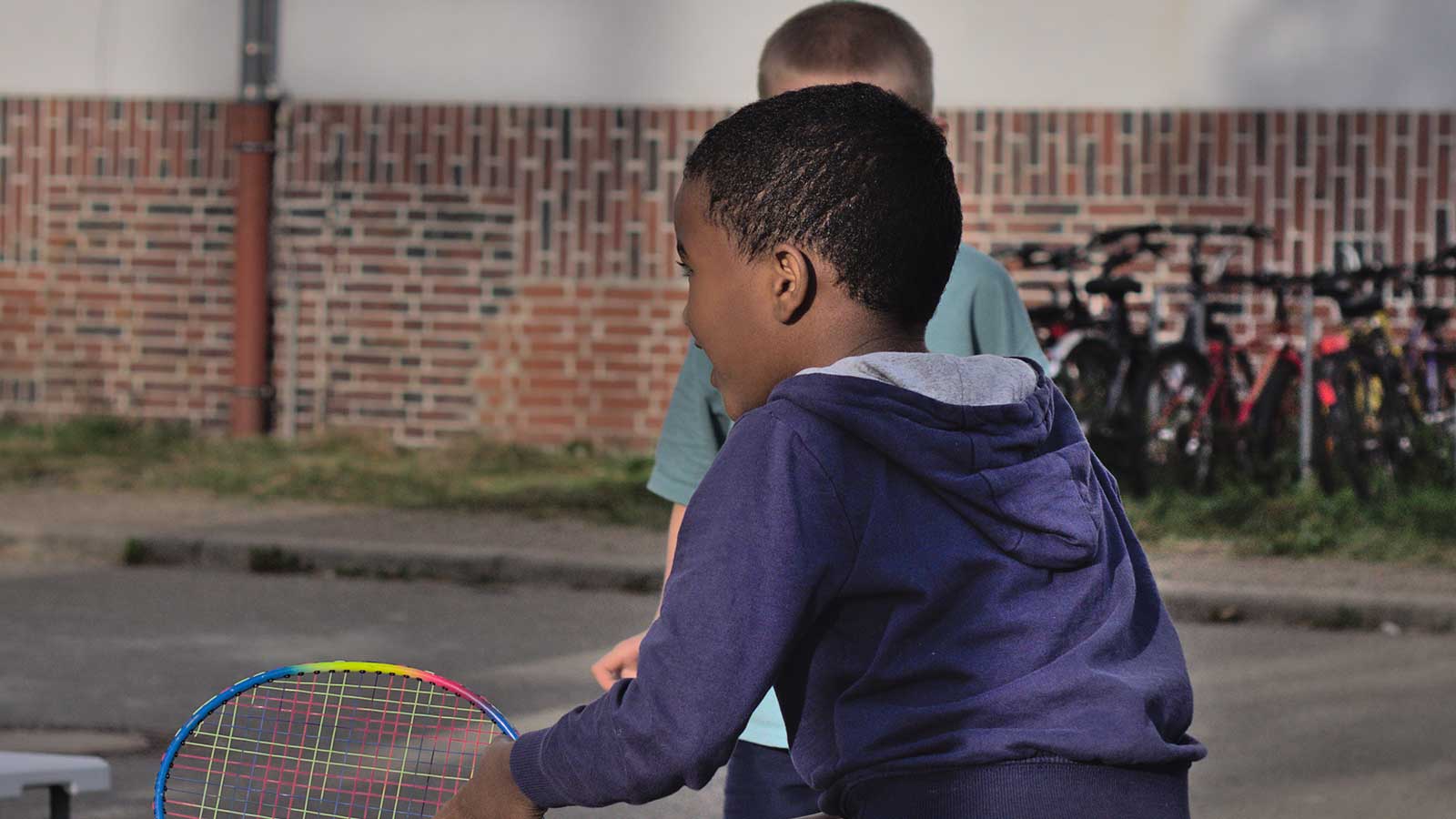 Kinder beim Federball spielen